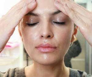 Dùng dầu tẩy trang xong có cần rửa lại bằng sữa rửa mặt?