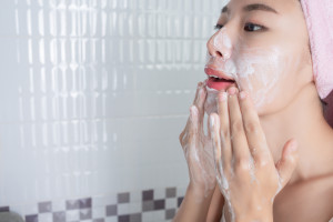 Dùng sữa rửa mặt 2 lần liên tiếp có tốt hơn không?