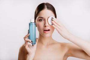 Tẩy trang có làm mỏng da nếu dùng mỗi ngày không?