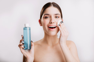 Có cần rửa mặt sau khi dùng nước micellar?
