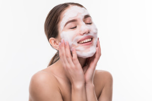 Cách rửa mặt đúng cách để da sạch và không bị khô.