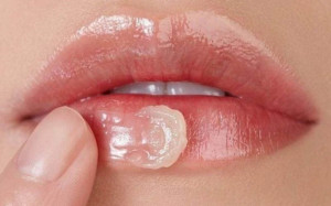 Có nên dùng son dưỡng trước khi đánh son màu không?