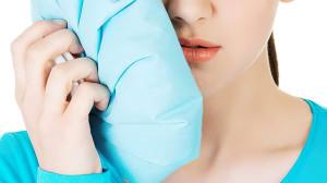 Cách massage mặt bằng đá lạnh đúng cách tại nhà.