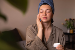 Skincare tối thiểu sau khi tẩy trang.