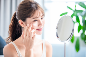 Nên dùng kem chống nắng trước hay sau makeup?