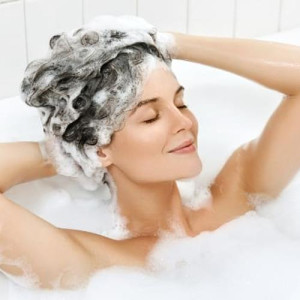 Cách gội đầu đúng để tránh tình trạng rụng tóc cho nữ.