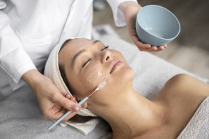 Phân biệt peel da sinh học và peel da hóa học.
