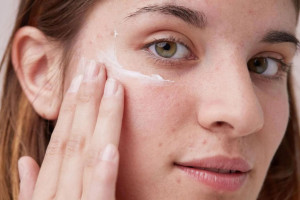 Da dầu mụn nên chọn kem chống nắng như thế nào?