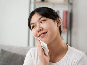 Nên dùng khăn lau hay để da khô tự nhiên sau khi rửa mặt?