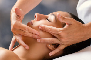 Cách massage vùng má giúp săn chắc và nâng cơ.