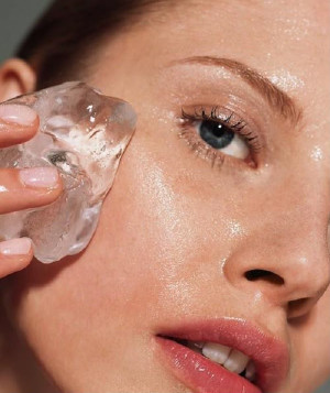 Có nên massage mặt bằng đá lạnh để se khít lỗ chân lông?
