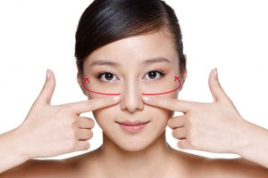 Cách massage mặt để giảm stress và giúp da sáng khỏe.