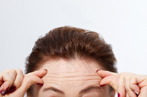 Massage vùng trán như thế nào để giảm nếp nhăn?
