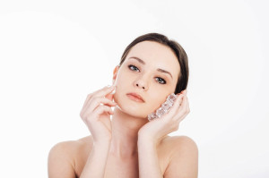 Có nên thử chăm sóc da bằng cách chườm đá?