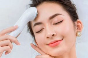 Cách làm sạch da trước khi dùng máy đẩy tinh chất.