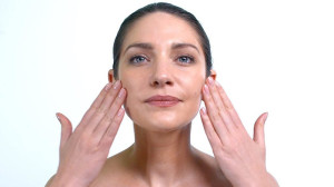 Massage mặt bằng tay trần có an toàn không?