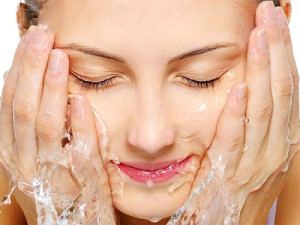 Cách rửa mặt sau khi dùng nước tẩy trang dạng dầu.