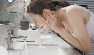Tác hại khi không rửa mặt vào buổi sáng.