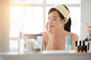 Có nên tẩy trang buổi sáng nếu tối hôm trước không makeup?