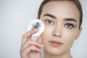 Tẩy trang mascara có cần sản phẩm chuyên dụng riêng hay không?