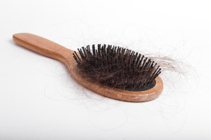 7 nguyên nhân phổ biến khiến bạn rụng tóc mỗi ngày.