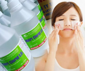 Rửa mặt bằng nước muối sinh lý có tốt không?