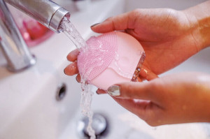 Nên tẩy trang trước hay sau khi dùng máy rửa mặt?