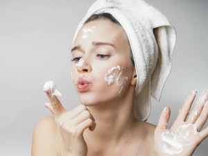 Nên rửa mặt mấy lần một ngày?