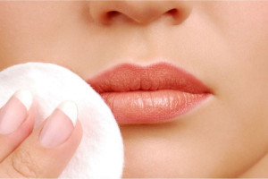 Tẩy trang môi nhiều có làm thâm môi hay không?