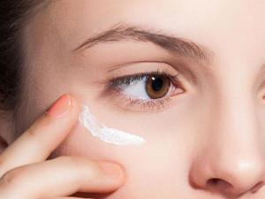 Có nên dùng kem mắt để trị quầng thâm không?