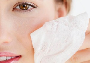 Khăn giấy khô và khăn giấy ướt có phù hợp để lau mặt không?