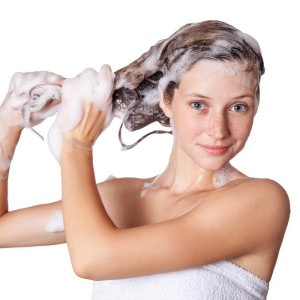 Cách gội đầu đúng để không làm tóc gãy rụng.