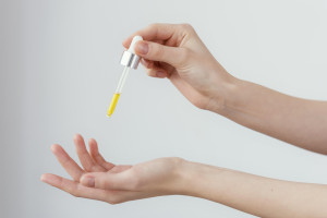 Peel da có dùng chung với serum vitamin C được không?