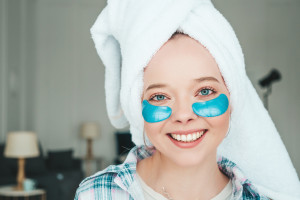 Cách chăm sóc vùng da dưới mắt khi thức khuya thường xuyên.