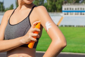Nên dùng kem chống nắng xịt hay bôi khi da dễ ra mồ hôi?