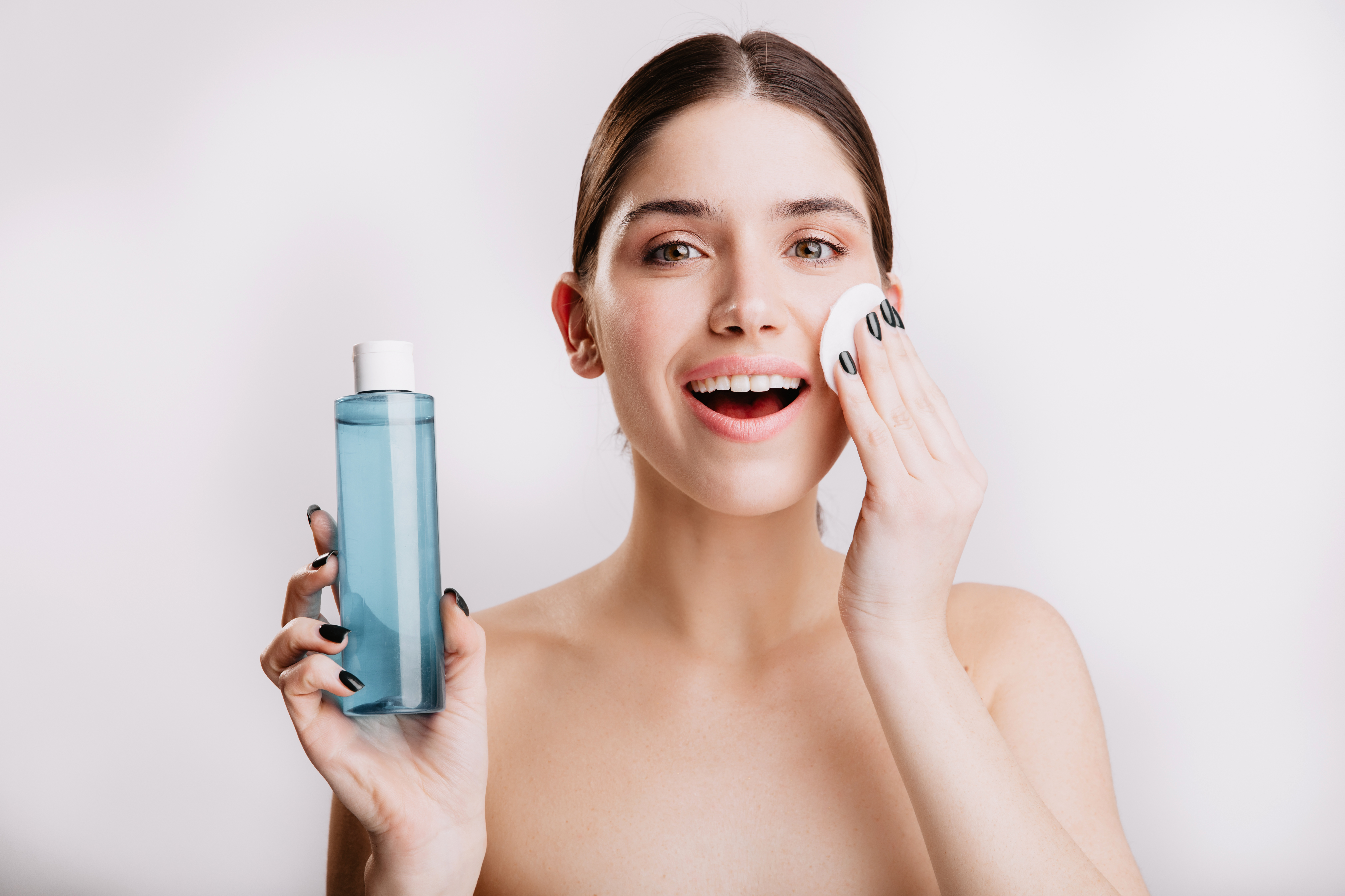 Có cần rửa mặt sau khi dùng nước micellar?