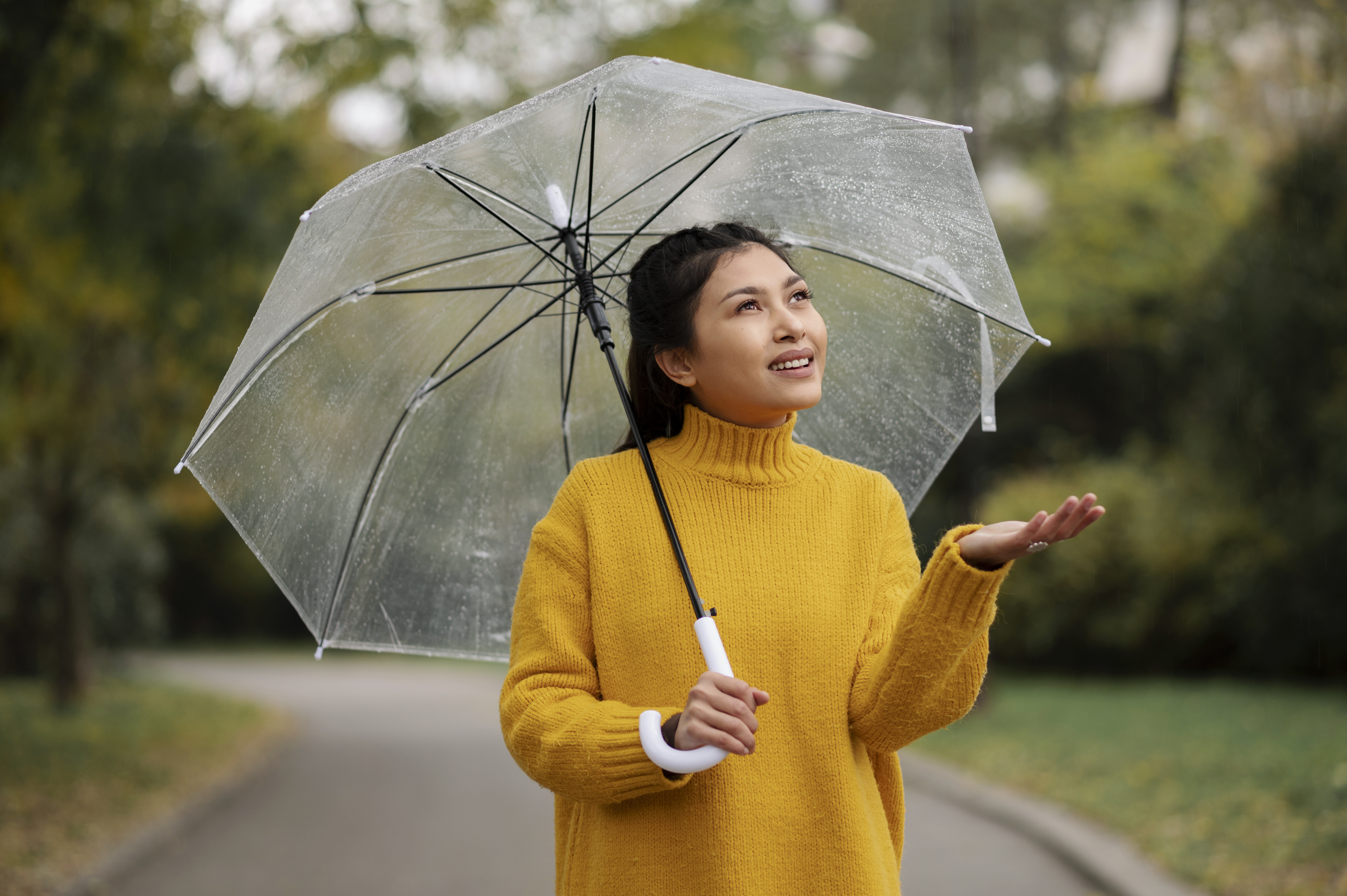 Bôi kem chống nắng có cần dùng mỗi ngày kể cả trời mưa?